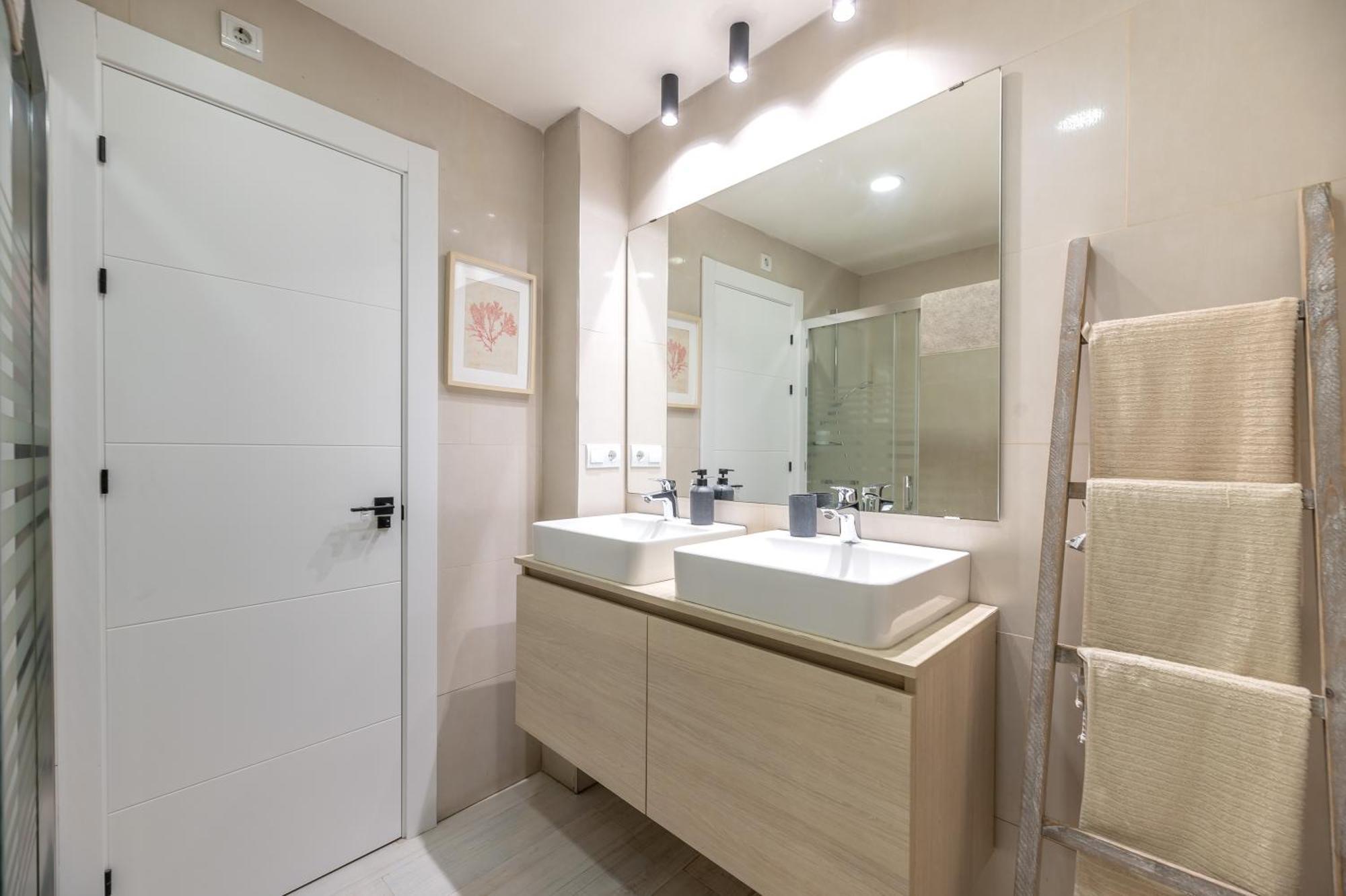 Victoria 16 Premium By Nagoa Homes Малага Экстерьер фото